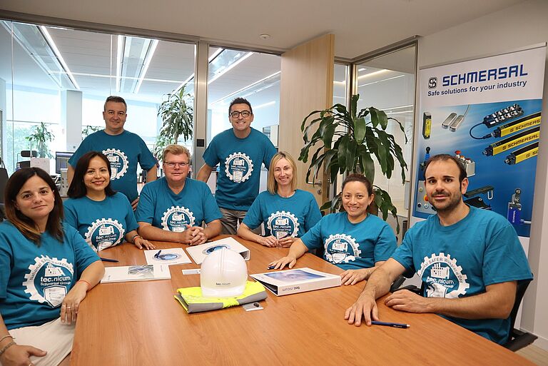 Equipo de consultores de tec.nicum (Grupo Schmersal) en oficina técnica. Imagen corporativa tec.nicum.