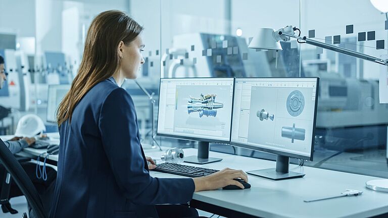 Ingeniera de diseño revisando el modelo CAD de un componente: la documentación técnica que respalda la declaración UE de conformidad nace en esta fase. Imagen corporativa tec.nicum.